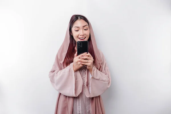 Uma Mulher Muçulmana Asiática Feliz Usando Lenço Cabeça Segurando Seu — Fotografia de Stock