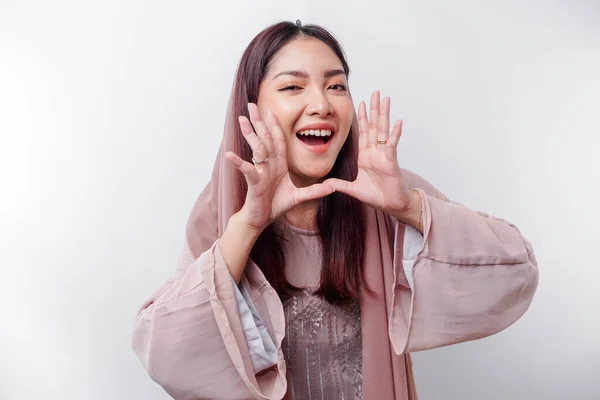 Genç Güzel Asyalı Müslüman Bir Kadın Başörtüsü Takıyor Eli Ağzında — Stok fotoğraf