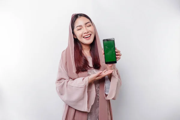 Szczęśliwa Azjatycka Muzułmanka Nosząca Chustę Głowie Pokazująca Ekran Telefonu Odizolowana — Zdjęcie stockowe