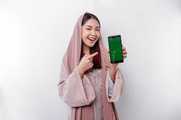 Glad Asiatisk Muslimsk Kvinna Bär Slöja Visar Sin Telefonskärm Isolerad — Stockfoto