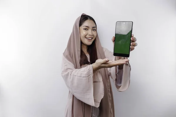 Щаслива Мусульманка Азії Одягнена Хустку Показує Свій Екран Телефону Ізольований — стокове фото