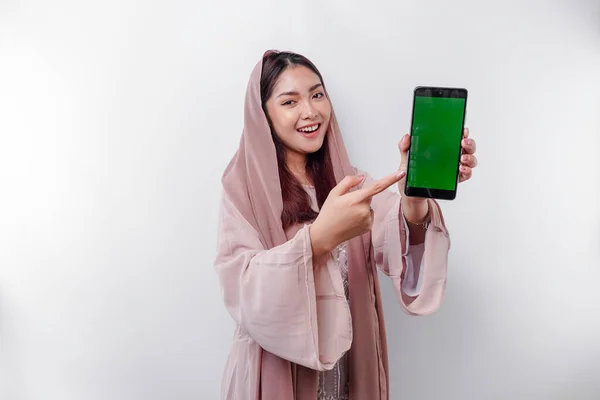 Щаслива Мусульманка Азії Одягнена Хустку Показує Свій Екран Телефону Ізольований — стокове фото
