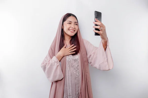 Glad Asiatisk Muslimsk Kvinna Bär Slöja Glatt Talar Videosamtal Isolerad — Stockfoto
