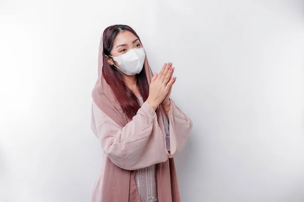 流行中にマスクとスカーフジェスチャーEid Mubarak挨拶を身に着けている若い美しいアジアのイスラム教徒の女性の肖像 — ストック写真