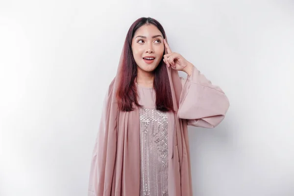 Betænksom Ung Asiatisk Muslimsk Kvinde Iført Tørklæde Mens Man Ser - Stock-foto