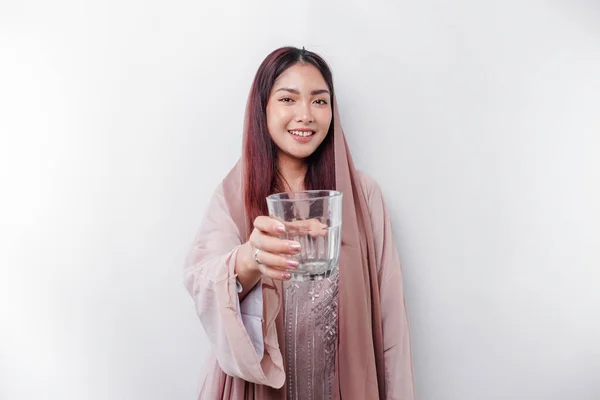 Wanita Muslim Asia Yang Ceria Mengenakan Jilbab Minum Segelas Air — Stok Foto