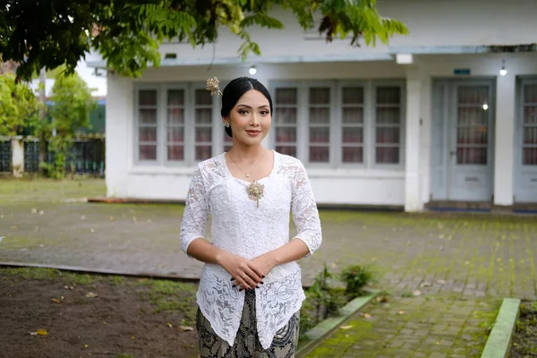 Uma Jovem Indonésia Com Uma Expressão Sucesso Feliz Vestindo Kebaya — Fotografia de Stock