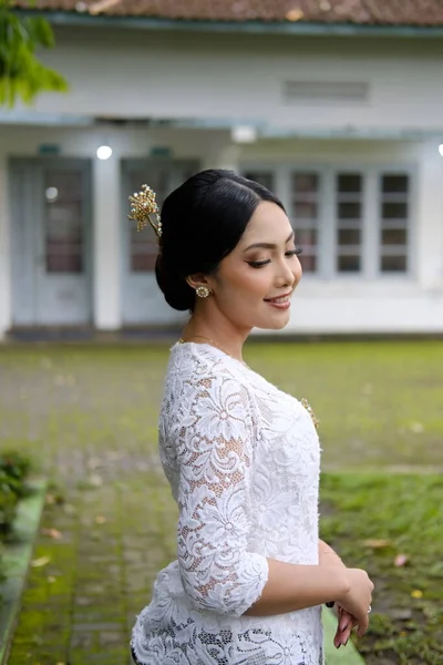Una Joven Indonesia Con Una Feliz Expresión Exitosa Vistiendo Kebaya —  Fotos de Stock