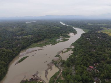 Endonezya 'da geniş manzaralı büyük nehrin havadan görünüşü