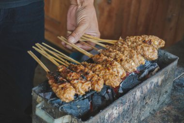 Sate Buntel ya da Satay Buntel, kuzu yağına bulanmış kuzu kıymasından yapılmıştır. Kömürde kızartılıyor.