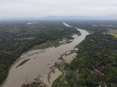 Endonezya 'da geniş manzaralı büyük nehrin havadan görünüşü