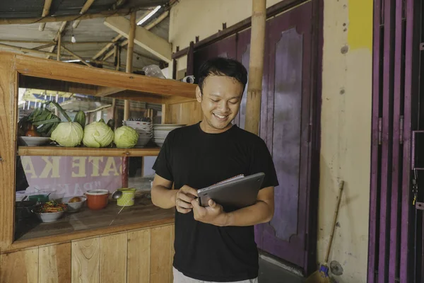 Bonito Homem Asiático Está Sorrindo Enquanto Verifica Seu Quiosque Satay — Fotografia de Stock