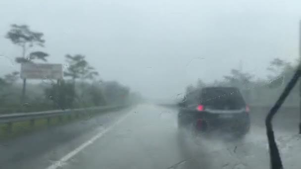 背景がぼやけて雨の中の車の窓 — ストック動画