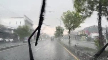 Yağmurda arka planda bulanık araba penceresi