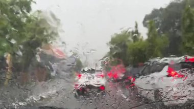 Yağmurda arka planda bulanık araba penceresi