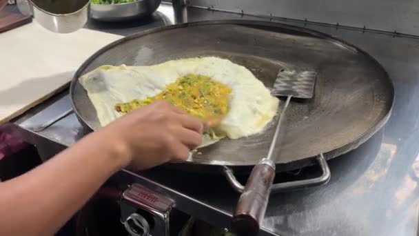 Διαδικασία Παρασκευής Μαγειρέματος Ενός Martabak Telur Martabak Αυγά Ινδονησιακή Τροφίμων — Αρχείο Βίντεο