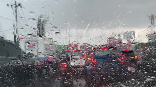 Okno Samochodu Deszczu Rozmytym Tłem — Wideo stockowe