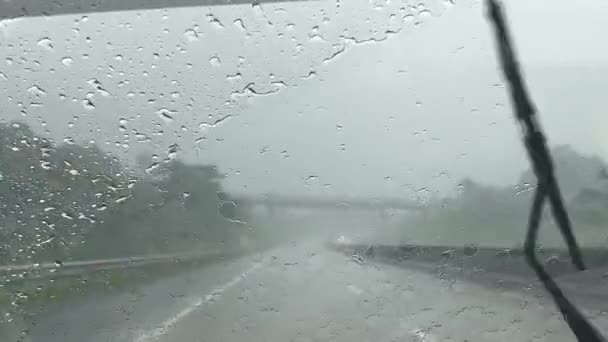 Auto Venster Regen Met Wazige Achtergrond — Stockvideo