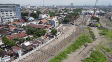Surakarta Endonezya 'daki Solo Balapan İstasyonu' nun yakınındaki bir demiryolu istasyonundan geçen Petrol Treni Hava Görüntüsü. 