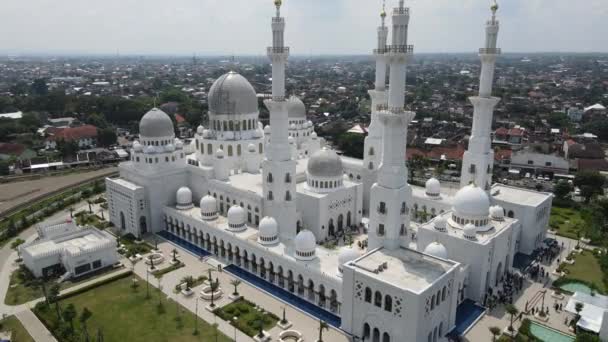 モスクの空中ビューシェイクZayed Nahyan インドネシアのスラカルタ市の新しいランドマーク — ストック動画