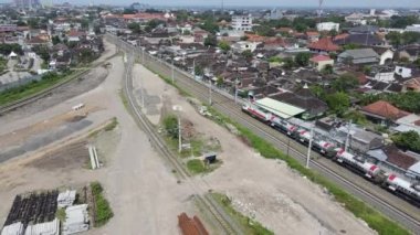 Surakarta Endonezya 'daki Solo Balapan İstasyonu' nun yakınındaki bir demiryolu istasyonundan geçen Petrol Treni Hava Görüntüsü. 