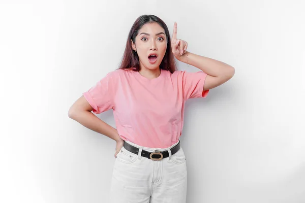 Geschokt Aziatische Vrouw Draagt Roze Shirt Wijzend Kopieerruimte Top Van — Stockfoto