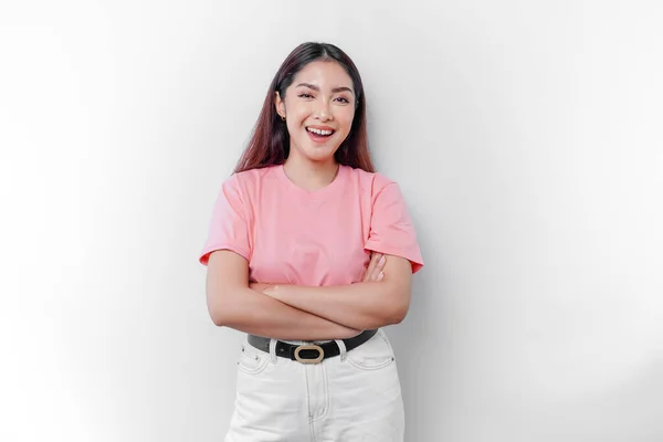 자신감 아시아 여성의 분홍색 티셔츠를 고립된 카메라를 — 스톡 사진