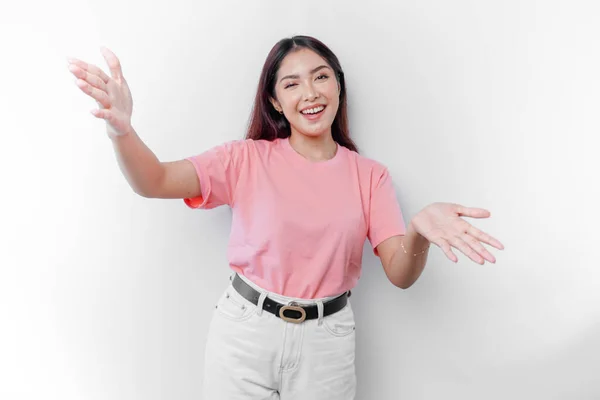 Молодая Азиатка Розовой Футболке Представляет Идею Улыбаясь Изолированном Белом Фоне — стоковое фото