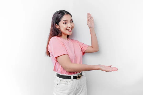Mulher Asiática Excitada Está Vestindo Camiseta Rosa Apontando Para Espaço — Fotografia de Stock