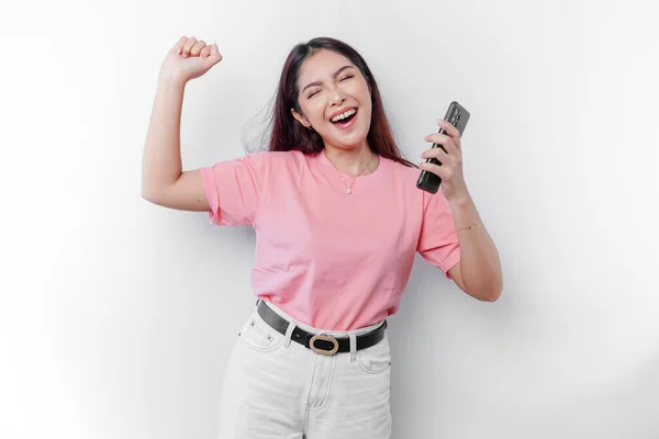 Tânără Asiatică Expresie Fericită Purtând Tricou Roz Ținând Smartphone Izolat — Fotografie, imagine de stoc