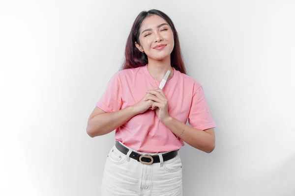 Szczęśliwa Młoda Kobieta Ubrana Różowy Shirt Pokazujący Jej Test Ciążowy — Zdjęcie stockowe