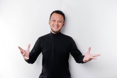 Siyah tişört giyen genç Asyalı bir adam izole edilmiş beyaz arka planda gülümserken bir fikir sunuyor.