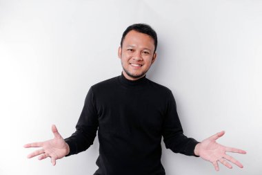 Siyah tişört giyen genç Asyalı bir adam izole edilmiş beyaz arka planda gülümserken bir fikir sunuyor.