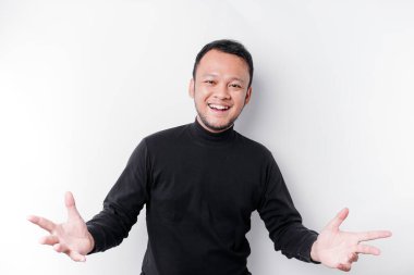 Siyah tişört giyen genç Asyalı bir adam izole edilmiş beyaz arka planda gülümserken bir fikir sunuyor.