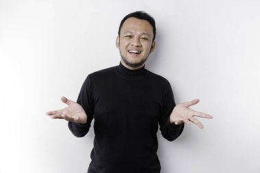 Siyah tişört giyen genç Asyalı bir adam izole edilmiş beyaz arka planda gülümserken bir fikir sunuyor.