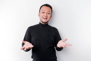 Siyah tişört giyen genç Asyalı bir adam izole edilmiş beyaz arka planda gülümserken bir fikir sunuyor.