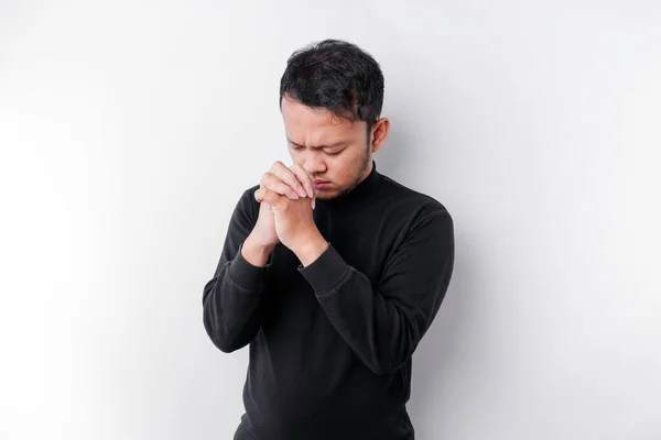 Seorang Pria Asia Relijius Yang Mengenakan Kemeja Hitam Berdoa Kepada — Stok Foto