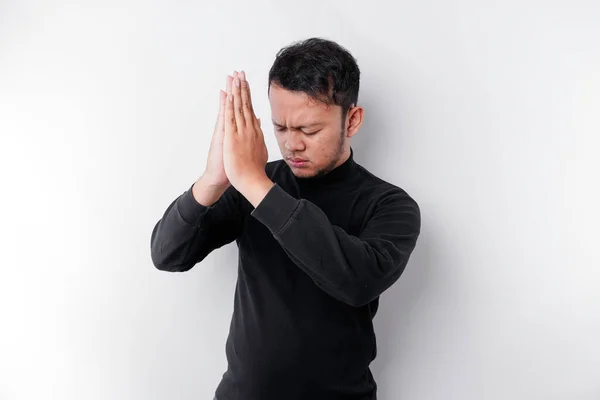 Religiös Asiatisk Man Bär Svart Skjorta Till Gud Isolerad Vit — Stockfoto