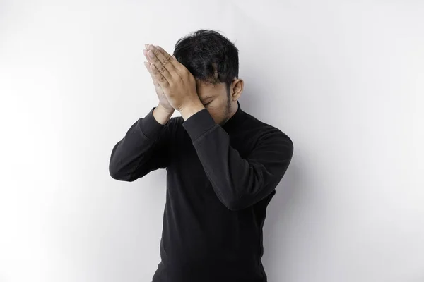 白い背景によって隔離された 神に祈る黒いシャツを着た宗教的なアジア人男性 — ストック写真