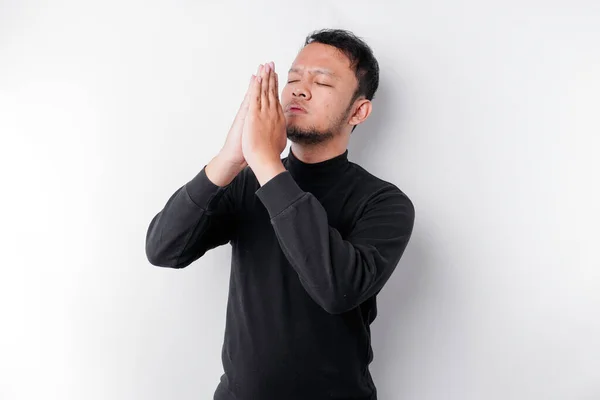 Seorang Pria Asia Relijius Yang Mengenakan Kemeja Hitam Berdoa Kepada — Stok Foto