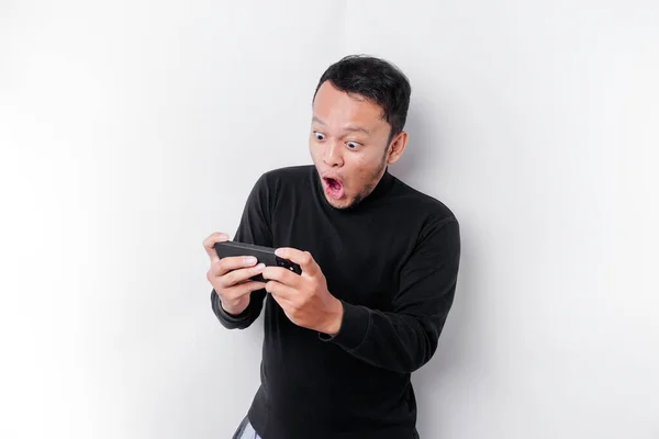 Ung Asiatisk Man Casual Wear Spelar Spel Med Mobiltelefon Med — Stockfoto