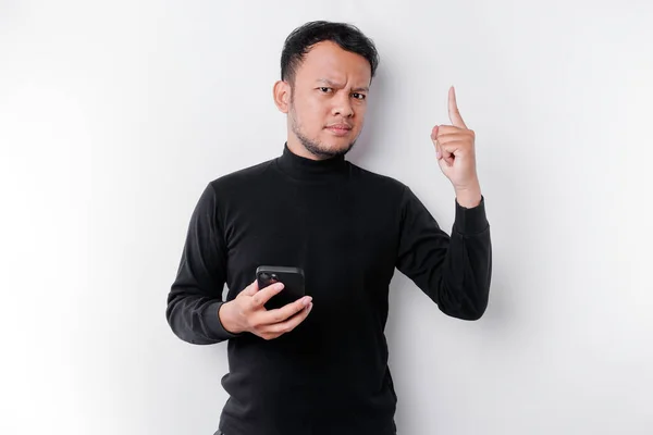 Ein Nachdenklicher Junger Asiatischer Mann Trägt Schwarzes Hemd Während Sein — Stockfoto