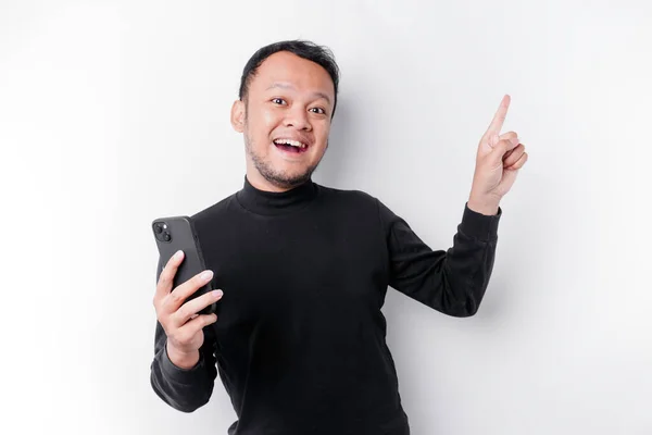 Ein Porträt Eines Glücklichen Asiatischen Mannes Der Ein Schwarzes Hemd — Stockfoto