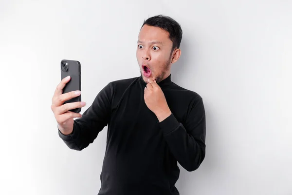 Chockad Asiatisk Man Bär Svart Skjorta Håller Telefonen Med Munnen — Stockfoto