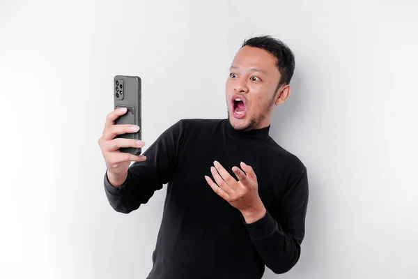 Scioccato Uomo Asiatico Indossa Camicia Nera Tenendo Telefono Con Bocca — Foto Stock