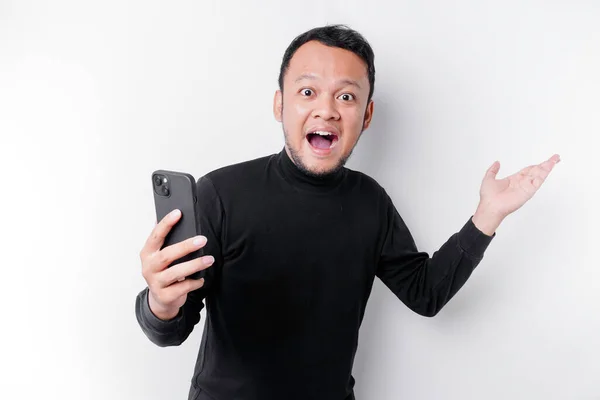 Aufgeregter Asiatischer Mann Schwarzem Hemd Zeigt Auf Den Kopierraum Neben — Stockfoto