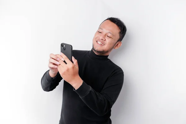 Lelaki Asia Yang Bersemangat Mengenakan Kemeja Hitam Tersenyum Sambil Memegang — Stok Foto