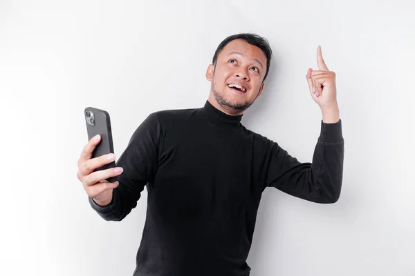 Sebuah Potret Seorang Pria Asia Yang Bahagia Mengenakan Kemeja Hitam — Stok Foto