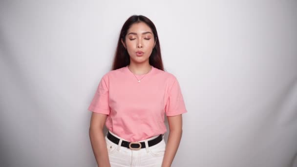 Šťastná Mladá Žena Růžové Košili Ukazující Její Těhotenský Test Studiu — Stock video