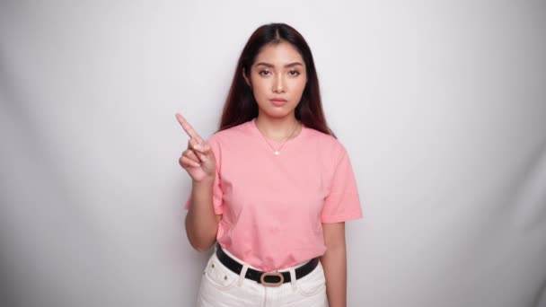 Прекрасна Азіатка Одягнена Рожеву Сорочку Жестом Руки Відмова Або Заборона — стокове відео